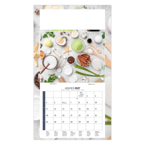 Calendrier publicitaire illustré de plantes séchées, fleurs, herbes et récipients sur table en bois.