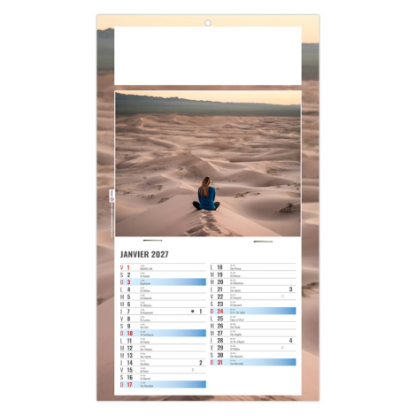 Calendrier éphéméride personnalisé illustré d’une personne méditant au milieu de dunes de sable.