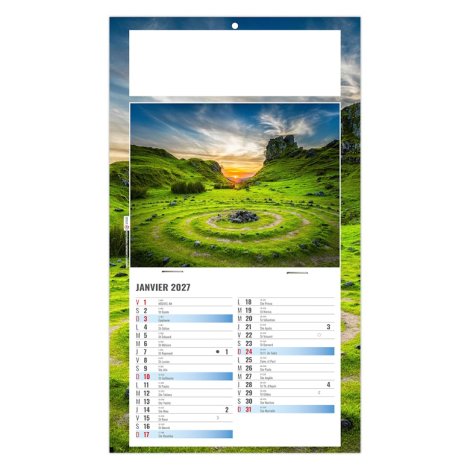 Calendrier personnalisé illustré d’un paysage verdoyant avec cercle de pierres dédié au ressourcement.