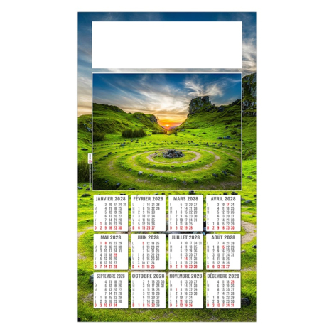 Calendrier personnalisé illustré d’un paysage verdoyant avec cercle de pierres dédié au ressourcement.
