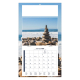 Calendrier publicitaire illustré d’un empilement de galets sur une plage face à la mer.