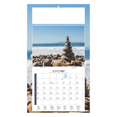 Calendrier publicitaire illustré d’un empilement de galets sur une plage face à la mer.