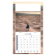Calendrier éphéméride personnalisé illustré d’une personne méditant au milieu de dunes de sable.