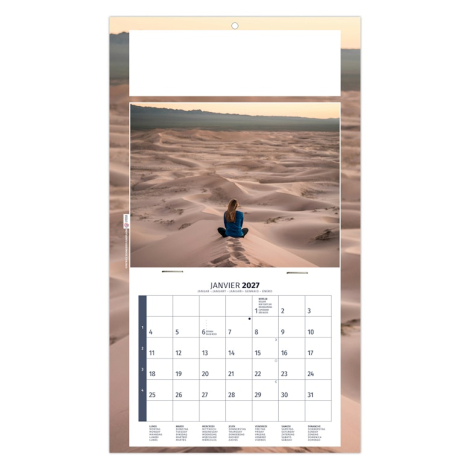 Calendrier éphéméride personnalisé illustré d’une personne méditant au milieu de dunes de sable.