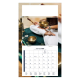 Calendrier publicitaire illustré d’une séance de relaxation avec bols chantants et accessoires de méditation.