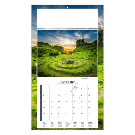 Calendrier personnalisé illustré d’un paysage verdoyant avec cercle de pierres dédié au ressourcement.