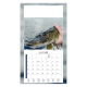 Calendrier éphéméride personnalisé illustré d’un poisson présenté en gros plan dans la main d’un pêcheur.