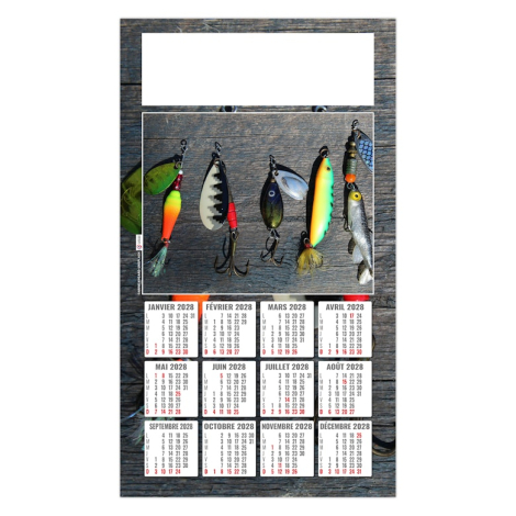 Calendrier personnalisé illustré de leurres de pêche colorés alignés sur une surface en bois.