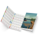 Calendrier de poche illustré avec lac, ponton en bois, bateau rouge et calendrier annuel ouvert.