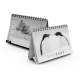 Chevalet de bureau illustré d’un couple de manchots dans une composition noir et blanc.