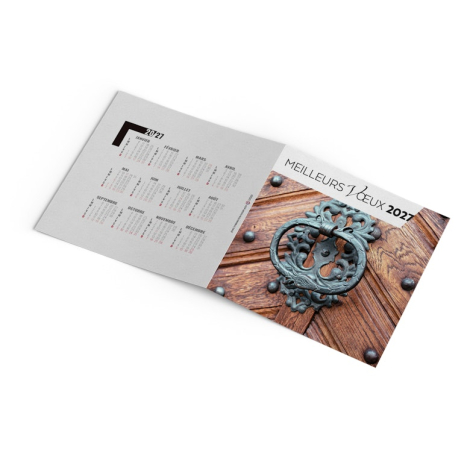 Carte de vœux ouverte avec mini calendrier annuel 2027 et photographie de porte patrimoniale.
