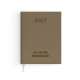Agenda semainier fermé avec couverture café effet naturel et signet textile blanc