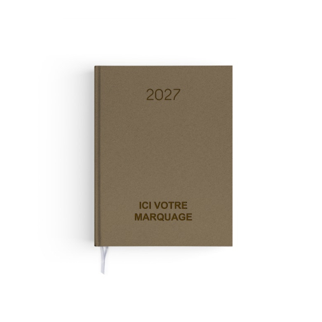 Agenda format voyage fermé avec couverture café effet naturel et signet textile blanc