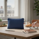 Trousse publicitaire en coton présentée sur un bureau avec carnet, stylo, lunettes et tasse dans un environnement professionnel