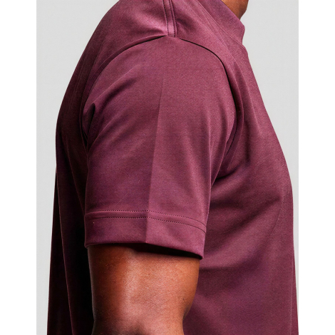Gros plan sur la manche du t-shirt homme publicitaire Aurele en coton bio fabriqué en France.