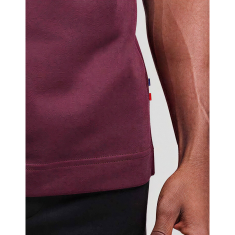 Détail de l'étiquette tricolore cousue du t-shirt homme publicitaire Aurele fabriqué en France.