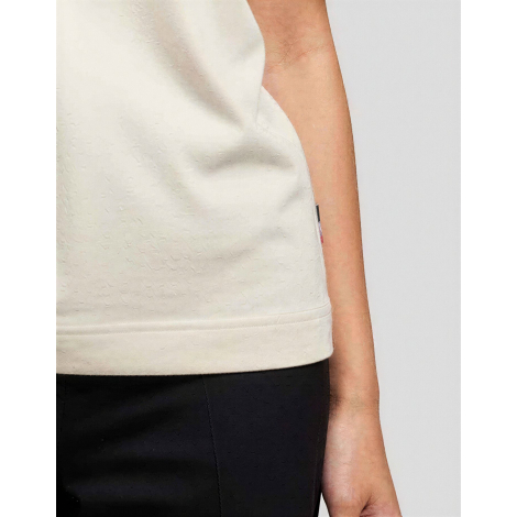 Zoom sur le bas du t-shirt écru montrant l'étiquette tricolore cousue