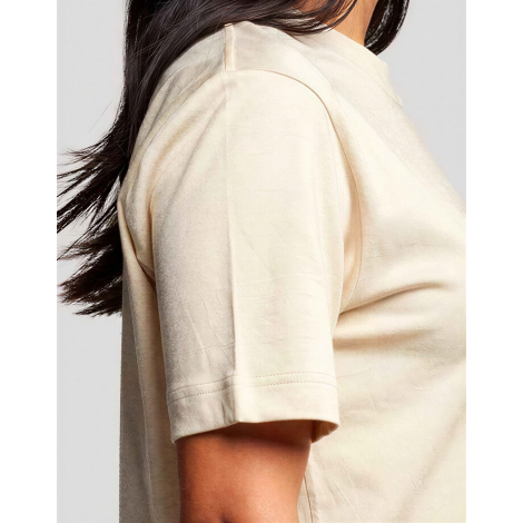 T-shirt femme Hersch écru vu en gros plan sur l’épaule et la manche courte avec couture visible, aucune personnalisation apparen
