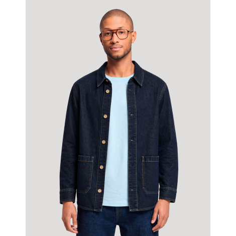 Surchemise unisexe publicitaire en denim Made in France portée ouverte sur un t-shirt, vue de face avec deux poches plaquées.
