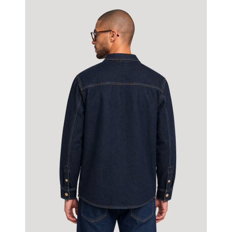 Surchemise unisexe publicitaire en denim Made in France vue de dos portée par un homme, zone de broderie au dos visible.