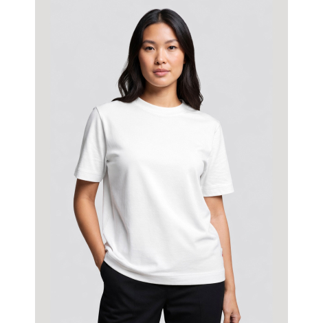T-shirt femme Hersch blanc présenté de face avec pantalon noir et col rond, sans marquage visible