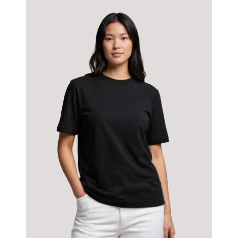 T-shirt femme Hersch noir vu de face avec pantalon blanc et col rond, aucune personnalisation visible