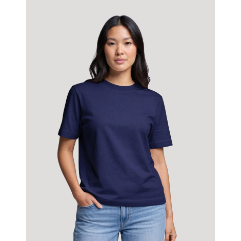 T-shirt femme Hersch bleu marine vu de face avec jean clair et col rond, aucune personnalisation visible