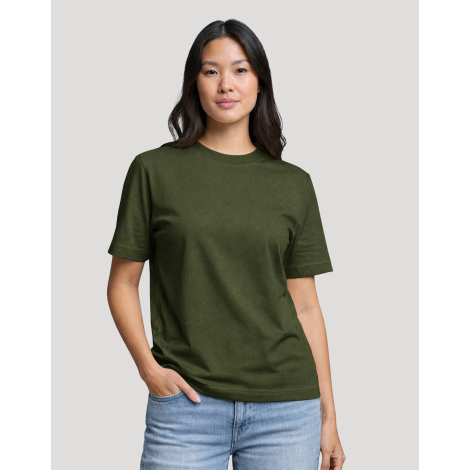 T-shirt femme Hersch kaki présenté de face avec jean clair et coupe relax, aucune personnalisation apparente