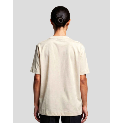 T-shirt femme Hersch écru vu de dos avec col rond et pantalon noir, aucune personnalisation apparente