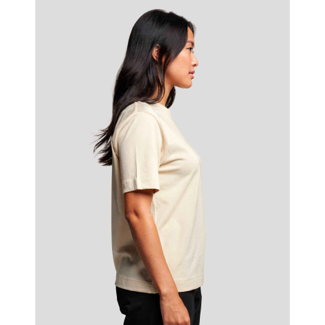 T-shirt femme Hersch écru présenté de profil avec manches courtes et pantalon noir, sans marquage apparent
