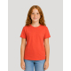 T-shirt enfant coton bio rouge porté de face avec jean bleu, aucune personnalisation visible T-shirt enfant coton bio rouge porté de face avec jean bleu, aucune personnalisation visible