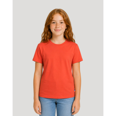 T-shirt enfant coton bio rouge porté de face avec jean bleu, aucune personnalisation visible