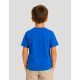 T-shirt enfant coton bio bleu vu de dos avec pantalon beige, zone de marquage identifiable au dos T-shirt enfant coton bio bleu vu de dos avec pantalon beige, zone de marquage identifiable au dos
