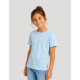 T-shirt enfant coton bio bleu clair vu de trois quarts face avec jean bleu, aucune personnalisation visible T-shirt enfant coton bio bleu clair vu de trois quarts face avec jean bleu, aucune personnalisation visible