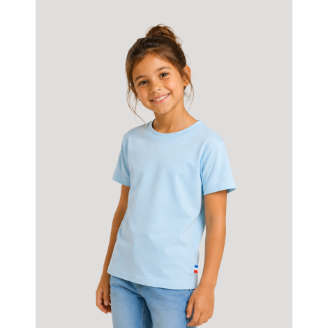 T-shirt enfant coton bio bleu clair vu de trois quarts face avec jean bleu, aucune personnalisation visible