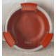 Vue de dessus d’un récipient alimentaire rond terracotta fermé par un couvercle transparent maintenu par trois attaches rainurée