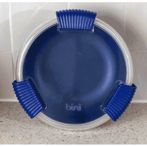 Vue de dessus d’un récipient alimentaire rond bleu nuit fermé par un couvercle transparent maintenu par trois attaches rainurées
