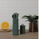 Étui vert foncé ouvert contenant une cuillère, une fourchette et un couteau réutilisables assortis, posé sur un plan de travail Étui vert foncé ouvert contenant une cuillère, une fourchette et un couteau réutilisables assortis, posé sur un plan de travail