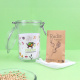 Bocal en verre personnalisé ouvert, accompagné d’un sachet de graines de radis à germer et de graines. Bocal en verre personnalisé ouvert, accompagné d’un sachet de graines de radis à germer et de graines.