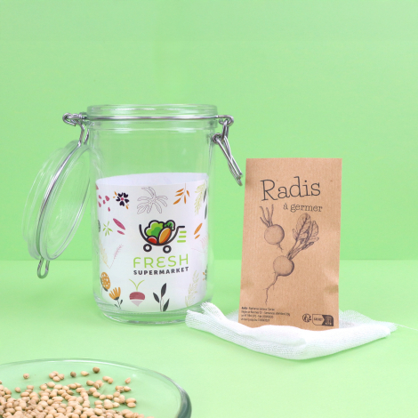 Bocal en verre personnalisé ouvert, accompagné d’un sachet de graines de radis à germer et de graines.