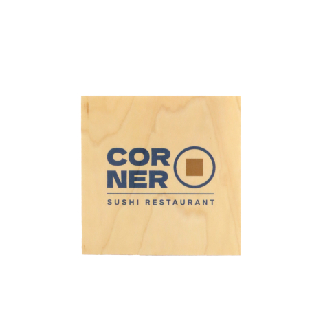 Sous-bock carré en bois personnalisé avec logo de restaurant imprimé en couleurs, présenté sur fond blanc.