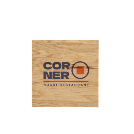 Sous-bock carré en bois clair personnalisé avec logo de restaurant, présenté sur fond blanc.