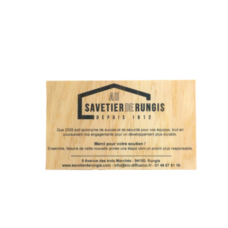 Carte de vœux rectangulaire en bois personnalisée avec logo, message et coordonnées imprimés en noir, présentée sur fond blanc.