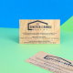 Cartes de vœux en bois personnalisées avec logo et texte, mises en scène sur un fond bleu et vert. Cartes de vœux en bois personnalisées avec logo et texte, mises en scène sur un fond bleu et vert.