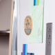 Sticker rond en bois personnalisé en couleur avec illustration tropicale, utilisé comme magnet sur un réfrigérateur. Sticker rond en bois personnalisé en couleur avec illustration tropicale, utilisé comme magnet sur un réfrigérateur.