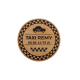 Sticker rond en bois personnalisé avec logo de taxi et coordonnées, présenté sur fond blanc. Sticker rond en bois personnalisé avec logo de taxi et coordonnées, présenté sur fond blanc.
