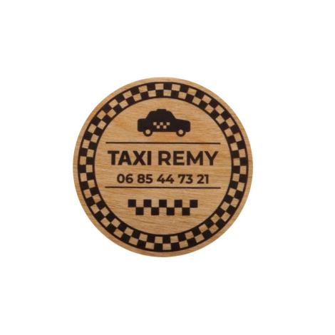 Sticker rond en bois personnalisé avec logo de taxi et coordonnées, présenté sur fond blanc.