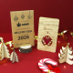 Carte de vœux en bois personnalisée avec décoration de Noël détachable, présentée dans une mise en scène festive.