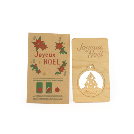 Carte de Noël en bois personnalisée avec décoration détachable en forme de boule et sapin, accompagnée de son étui kraft.