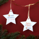 Décorations de Noël en papier ensemencé personnalisées en forme d’étoile, présentées recto verso sur fond rouge avec branches de Décorations de Noël en papier ensemencé personnalisées en forme d’étoile, présentées recto verso sur fond rouge avec branches de